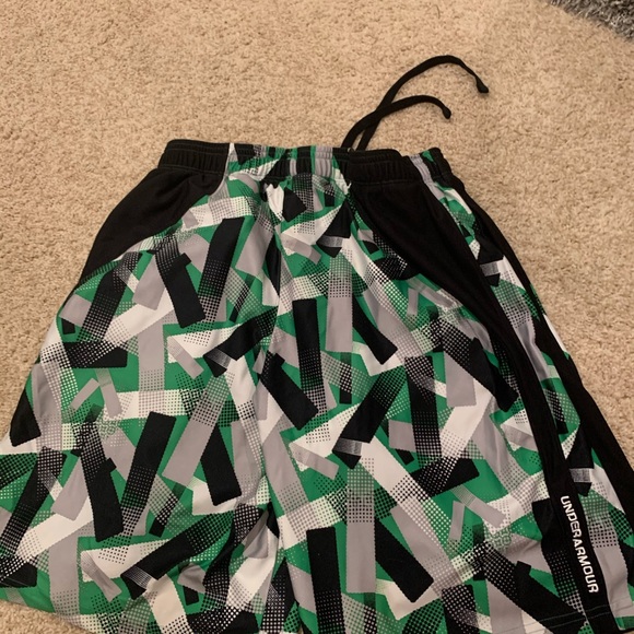 Men’s medium Under Armour shorts - Picture 3 of 4